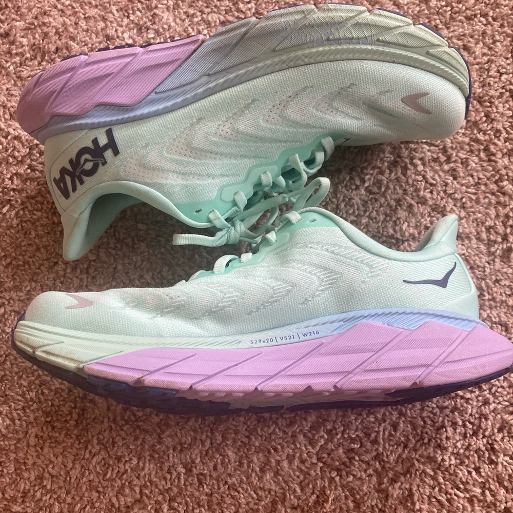 Hoka Arahi 6